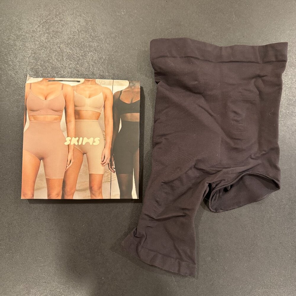 SKIMS Solution Short (Left Leg Exposed)